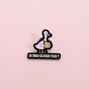 Broche en Émail Canard Blanc Humoristique Tenant du Pain de Mie Citation Anglaise Is This Gluten Free Badge en Alliage pour Sacs Vêtements
