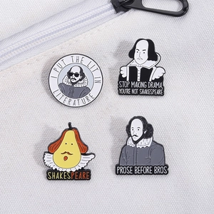 Shakespeare Emaille-Pins Set mit 4 kreativen literarischen Zitaten auf Segeltuchhintergrund