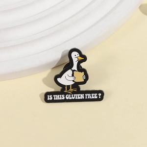 Broche en émail canard blanc rigolo avec pain et texte 'Is this gluten free?'