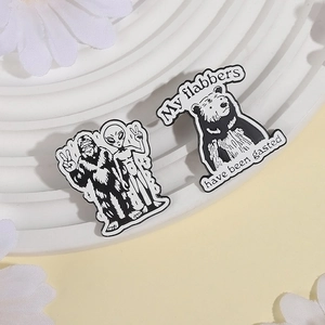 Lot de pins émaillés noir et blanc motif extraterrestre et ours sur support déco