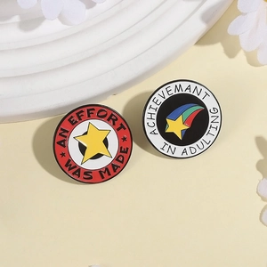 Creatieve set van emaille sterrenbroche en regenboog meteoor badge op display