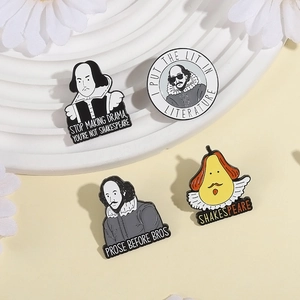 Shakespeare Emaille-Broschen-Set mit humorvollen literarischen Zitaten auf Hintergrund