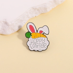 Detail der Hoppy Easter Emaille-Anstecknadel mit Hasenohren und Karotte auf Gelb
