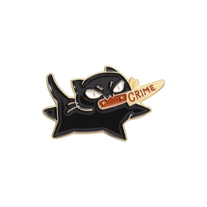 Pin's en émail chat noir rigolo tenant un couteau avec inscription CRIME doré
