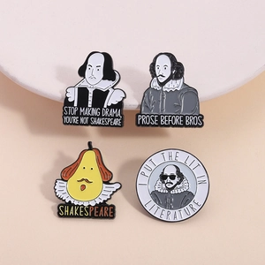 Set mit vier Shakespeare-Emaille-Pins mit humorvollen Literatur-Zitaten auf Beige