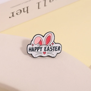 Detailaufnahme der Osterhasen-Ohr-Brosche mit Happy Easter Schriftzug und Herzen