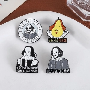 Lot de pins émaillés Shakespeare avec motifs de poires sur un plateau en céramique