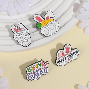 Set aus vier niedlichen Osterhasen-Emaille-Pins mit Hoppy Easter Schriftzug auf Steindekor