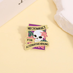 Detail eines Emaille-Pins mit Totenkopf, Blumen und Necromancy for Alternative Healing