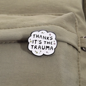 Pin's en émail en forme de nuage avec phrase Thanks It's The Trauma sur sac à dos