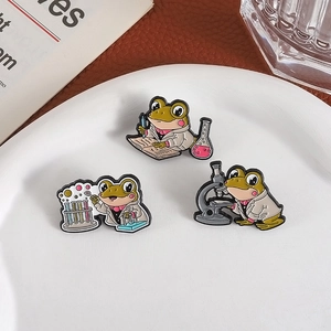 Set di tre spille smaltate rana chimico con microscopio e provette da laboratorio