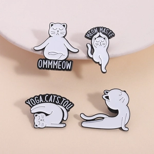 Broches en Émail Chat Blanc Yoga Drôles Badges Métalliques Animaux Mignons Broches pour Vêtements Sac à Dos Accessoires Cadeau Yoga