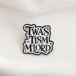 Spilla creativa in smalto con scritta 'TWAS THE TISM, M'LORD' su ceramica bianca