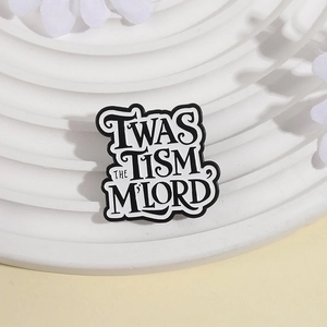 Spilla in smalto con scritta 'TWAS THE TISM M'LORD' in finitura bianco e nero
