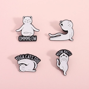 Lot de pins en émail métallique chats de dessin animé blancs faisant du yoga