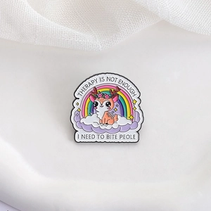 Cartoon Regenbogen Hirsch Emaille Pin mit Text auf weißem Spitzenhintergrund Dekor