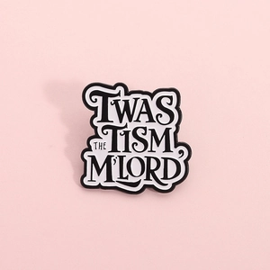 'TWAS THE TISM M'LORD Spilla Smaltata Con Slogan Creativo Lega Di Zinco Bianco E Nero Tipografia Per Vestiti Borse Gioielli Unisex