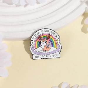 Detail der Emaille-Anstecknadel mit Regenbogen-Hirsch und lustigem Spruch