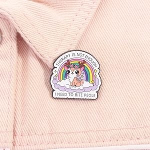 Detail der Regenbogen Hirsch Emaille Pin auf rosa Denim mit einem lustigen Text Slogan