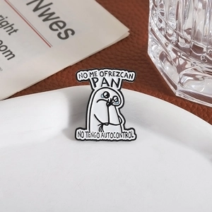 Detailed view of No Me Ofrezcan Pan meme enamel pin on a ceramic plate background