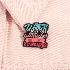 Detail der Emaille-Anstecknadel mit Spruch STRONG Women DON'T HAVE attitudes THEY HAVE STANDARDS
