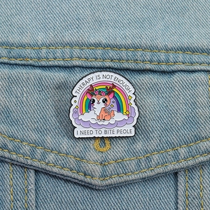 Süße Regenbogen-Hirsch Emaille-Anstecknadel mit Spruch auf blauer Jeansjacke