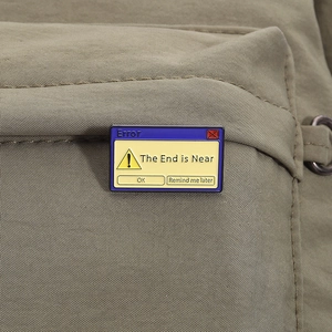 Broche émaillée design erreur informatique rétro sur un sac en toile de coton