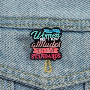 Emaille-Brosche mit Spruch für starke Frauen auf Jeansjacke, hochwertiges Metall-Pin