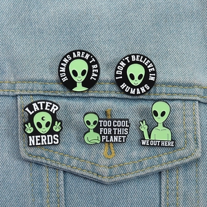 Set di 5 spille alieno in smalto con slogan su giacca denim, spille in metallo creative
