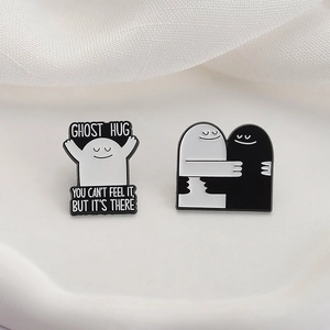 Ghost Hug emaille pins set met zwart-witte cartoonfiguren en tekstopschrift