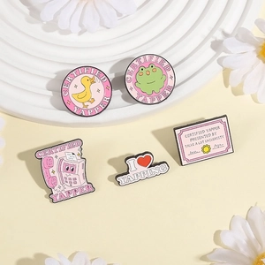 Lot de cinq pin's émaillés mignons avec motifs Certified Yapper et grenouille pastel
