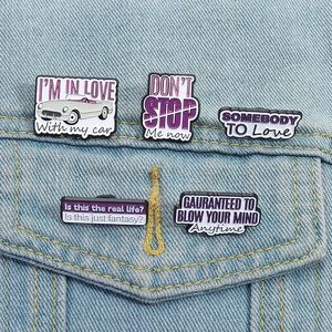 Lot de 5 pins en émail avec paroles de rock sur veste en jean, violet et blanc