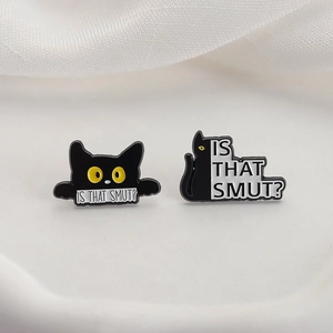 Simpatiche spille in smalto gatto nero con testo creativo e finitura in metallo lucido