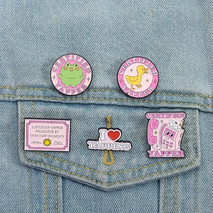 Lot de 5 pin's émaillés rose et menthe avec grenouille et canard sur veste en jean