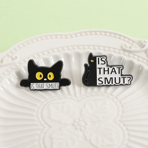 Set di 2 spille in smalto gatto nero con occhi gialli e citazione simpatica creativa