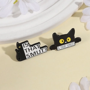 Coppia di spille divertenti a forma di gatto nero con scritta Is That Smut su sfondo crema