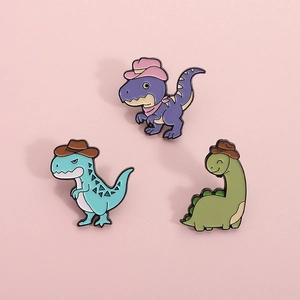 Spilla in Smalto Dinosauro Cartone Animato Distintivo Animale Con Cappello da Cowboy Gioielli in Lega per Zaino Abbigliamento Regalo
