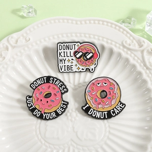 Set di spille smaltate a forma di ciambella rosa con scritte divertenti per decoro
