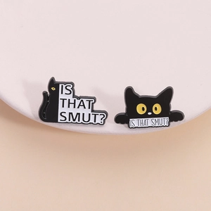 Set di spille smaltate gatto nero carino con citazione IS THAT SMUT per zaini