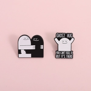 Schattige Ghost Hug Emaille Pin Legering Broche Minimalisme Zwart Wit Cartoon Badge Artistieke Sieraden Cadeau