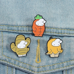 Set di 3 spille smaltate a cartone animato con carota banana e zenzero su giacca denim