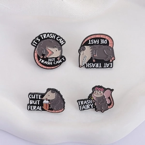 Pins de esmalte de zarigüeya con frases graciosas en soporte blanco ondulado