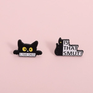 Simpatica Spilla in Smalto Gatto Nero Lega Lettera Smut Spilla Creativa Cartone Animale Distintivo Gioielli per Vestiti Borse