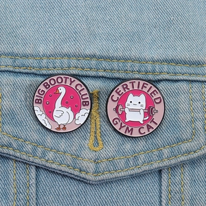 Lustige Emaille-Anstecknadeln mit Big Booty Club Gans und Gym Cat Katze auf Denim-Stoff
