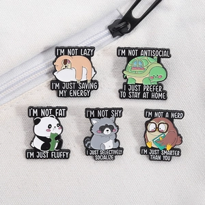 Lot de cinq pin's émaillés d'animaux mignons avec paresseux et panda sur toile blanche