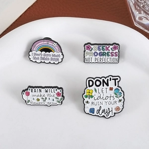 Lot de quatre broches en émail colorées avec citations motivantes et arcs-en-ciel mignons