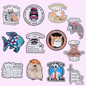 Lot de 12 pins en émail animaux humoristiques avec citations sur fond rose