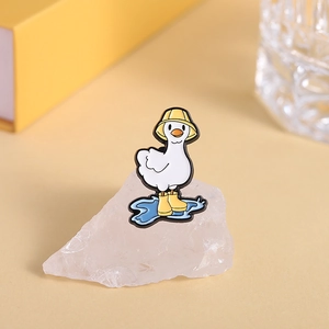 Mignonne épingle en émail de canard blanc avec bottes et chapeau jaunes sur fond pastel