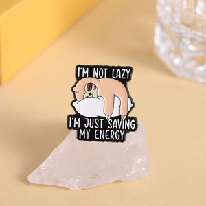 Broche en émail de paresseux mignon avec citation sur fond jaune chaleureux