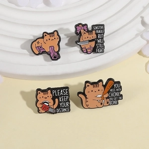 Lot de pins en émail de chats orange drôles avec accessoires et slogans humoristiques